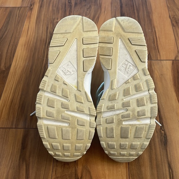 Women’s Nike Air Huarache Run SE size 8.5. Igloo green - Picture 5 of 8